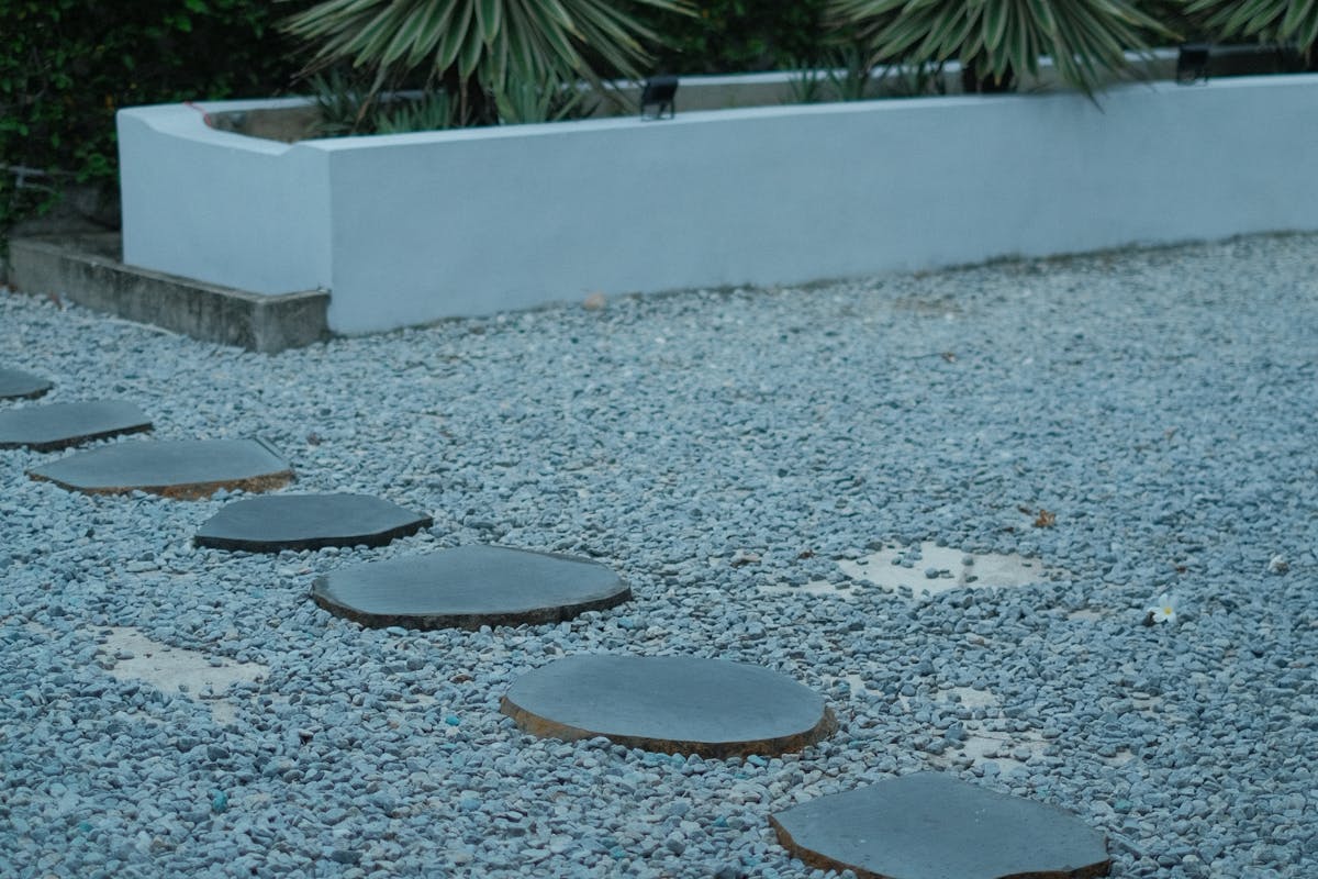 Aménagement de jardin avec allée en pierre à Nice